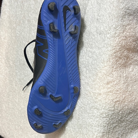 Nike Boy’s Black and Blue Soccer Athletic Shoes - Picture 7 of 8